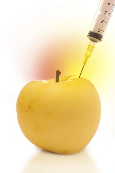 Apfel und Spritze — Stockfoto
