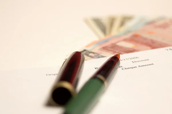 Çek, para ve kalem — Stok fotoğraf