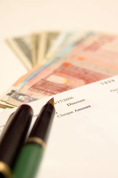 Cheque, dinero, pluma — Foto de Stock