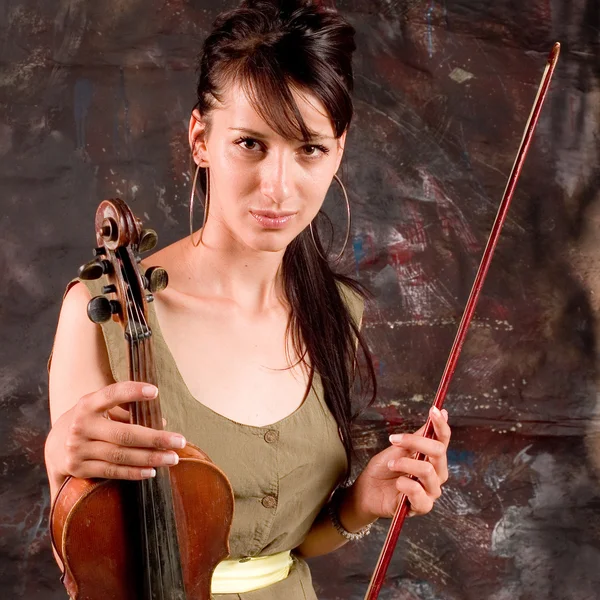 Девушка со скрипкой — стоковое фото
