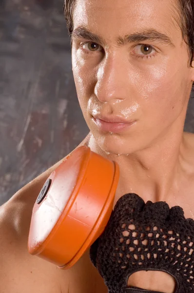 Nassen verschwitzten Bodybuilder — Stockfoto