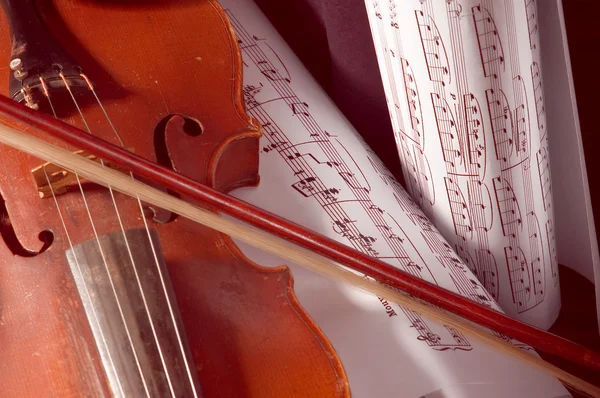 Скрипка и примечание — стоковое фото