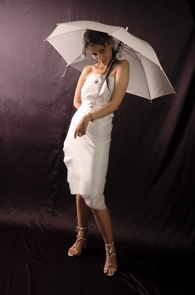 Flicka med paraply — Stockfoto