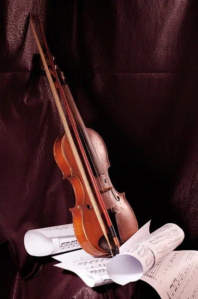 Скрипки та примітки — стокове фото