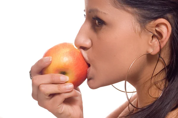 Vrouw eten van een appel — Stockfoto