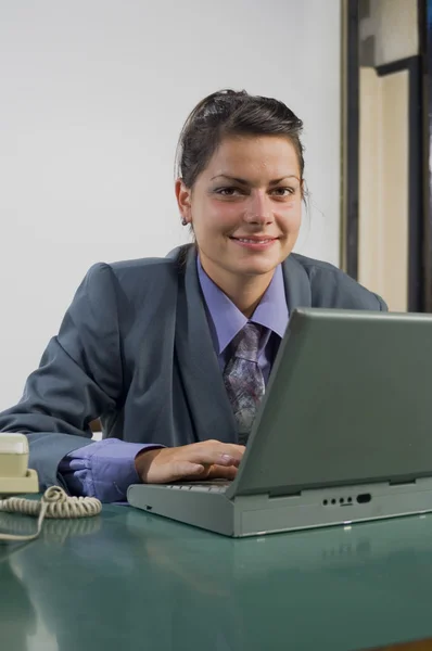 Affärskvinna och laptop — Stockfoto