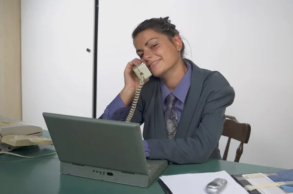Сотовый телефон бизнес-леди — стоковое фото