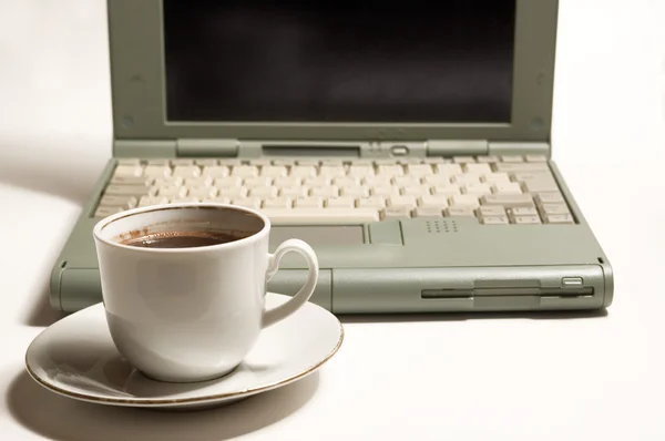 Кофе, ноутбук — стоковое фото