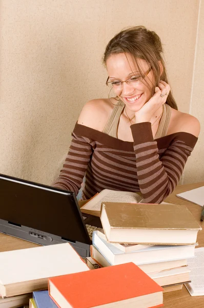 Student met boek en laptop — Stockfoto