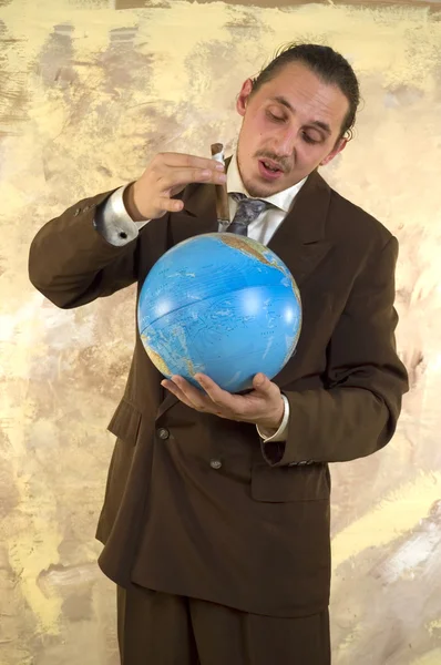 Zakenman en globe — Stockfoto