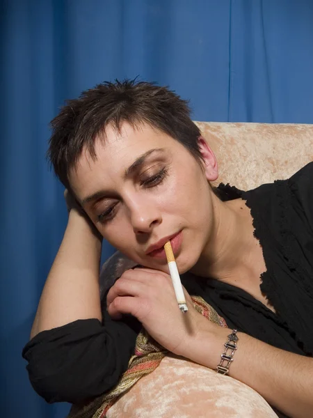 Женщина с сигарой — стоковое фото