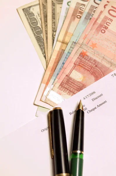 Cheque, dinheiro, caneta — Fotografia de Stock