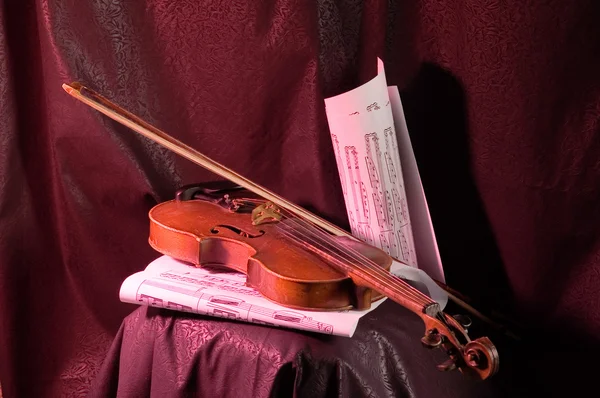 ヴァイオリンとメモ — ストック写真