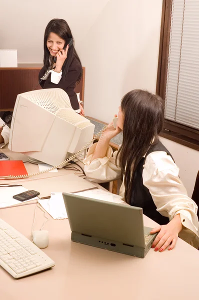 Affärskvinnor på kontor — Stockfoto