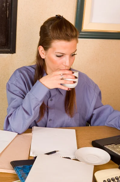 Empresaria bebiendo café — Foto de Stock
