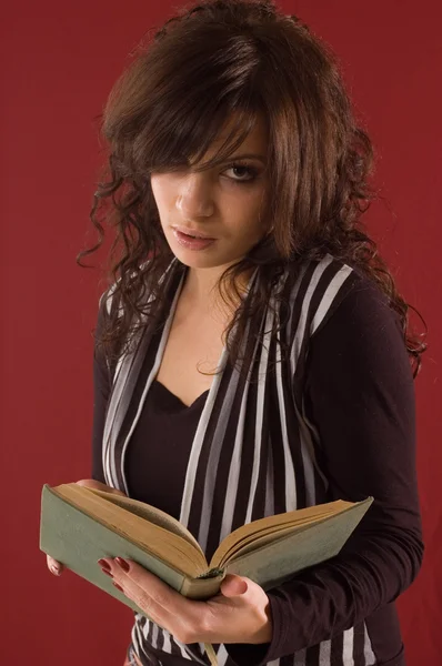 Estudiante con libro — Foto de Stock