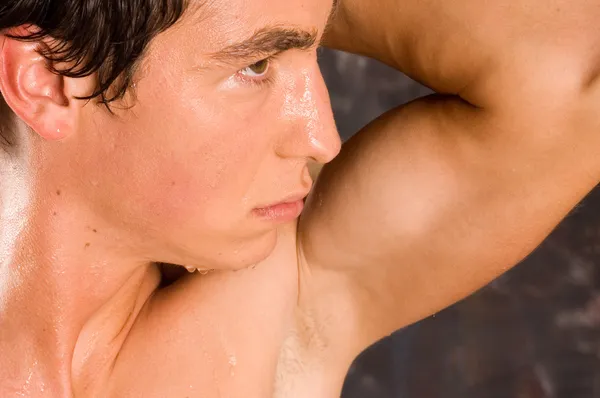 Våt svettig bodybuilder — Stockfoto