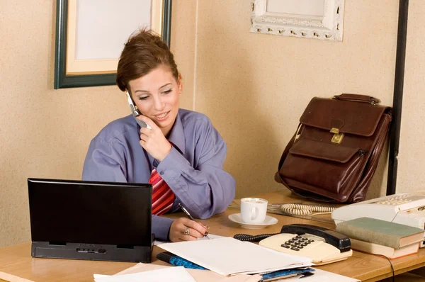 Kobieta biznesu w biurze — Zdjęcie stockowe