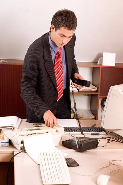 Бизнесмен в офисе — стоковое фото