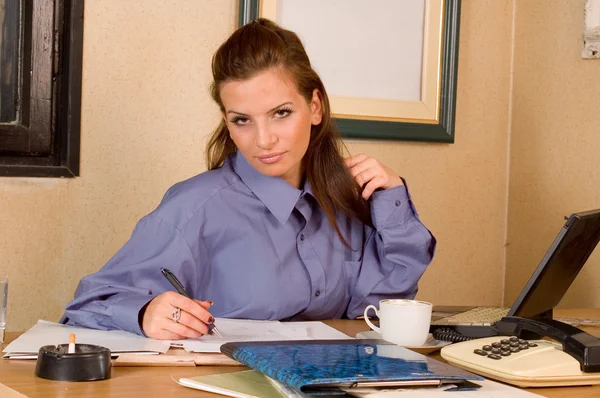 Mulher de negócios no escritório — Fotografia de Stock