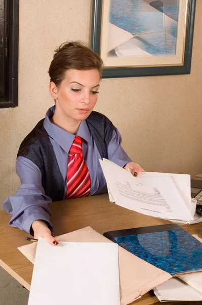 Kobieta biznesu w biurze — Zdjęcie stockowe