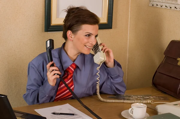 Llamada de mujer de negocios en la oficina —  Fotos de Stock