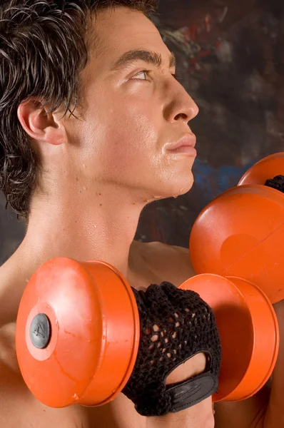 Våt svettig bodybuilder — Stockfoto