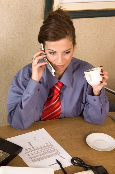 Affärskvinna och telefon — Stockfoto