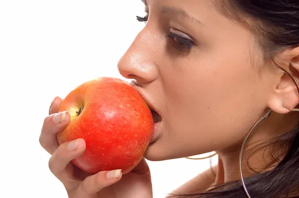 Mulher comendo uma maçã — Fotografia de Stock