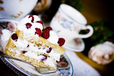 frambuazlı pasta ve çay