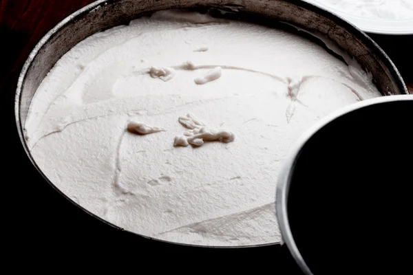 Подготовка малинового пирога — стоковое фото