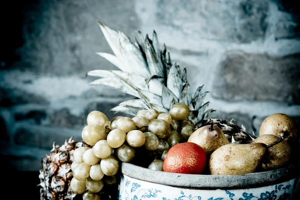 Panier plein de fruits — Photo