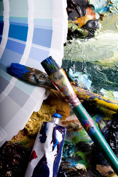 Målning borstar och färgkarta — Stockfoto