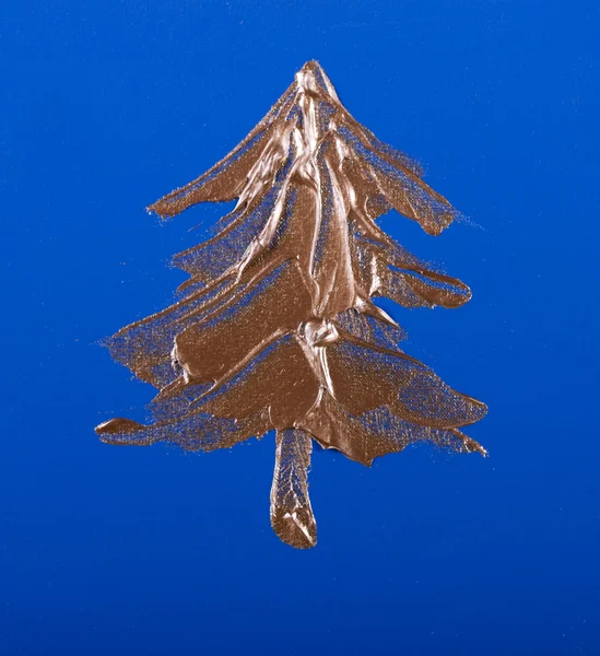 Покрашенная рождественская елка, золото на голубом — стоковое фото