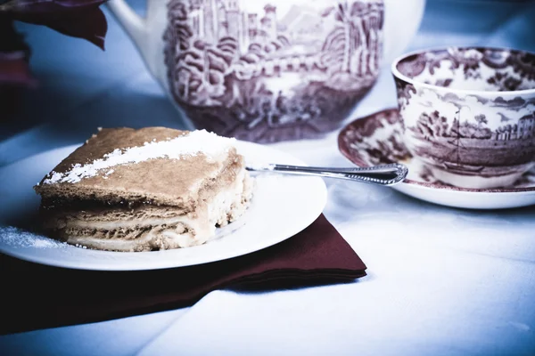 覆盆子蛋糕和茶 — 图库照片