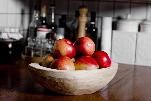 Pommes dans une poêle en bois — Photo