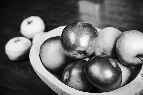 Pommes dans une poêle en bois — Photo