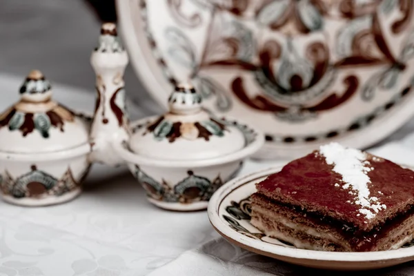Малиновый торт и чай — стоковое фото