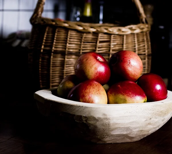 Äpfel in der Holzpfanne — Stockfoto