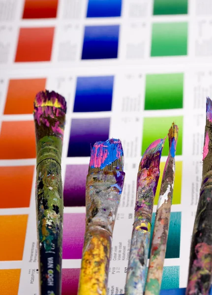 Konstnärliga utrustning och färg diagram — Stockfoto