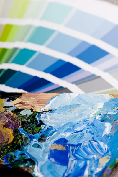 Färgkarta och konstnärliga färg — Stockfoto