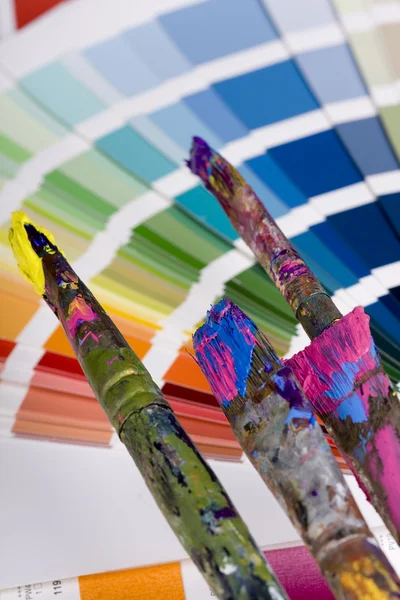 Equipamento artístico e cartela de cores — Fotografia de Stock