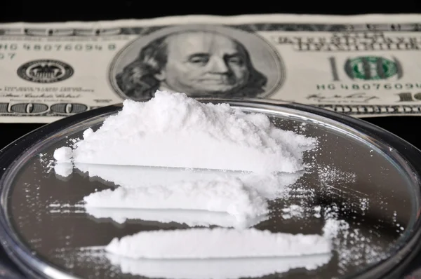 Кокаин и сто долларов. — стоковое фото