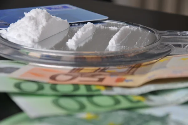 Кокаин и деньги — стоковое фото