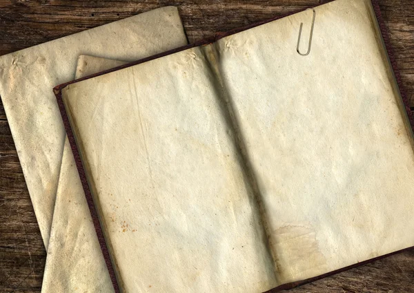Старая старинная бумага и книга по дереву — стоковое фото