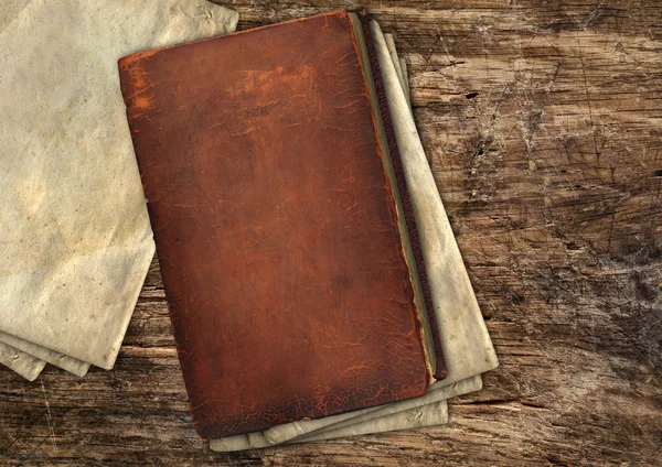 Ročníku staré knize na dřevo — Stock fotografie