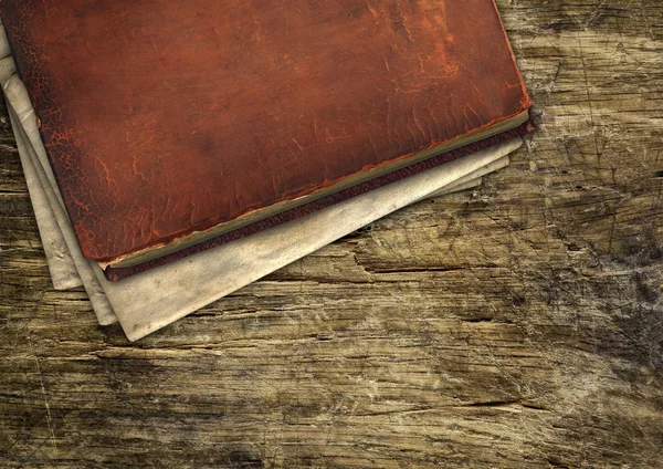 Altes Buch auf Holz — Stockfoto