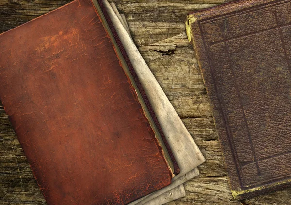 Alte Bücher auf Holz — Stockfoto