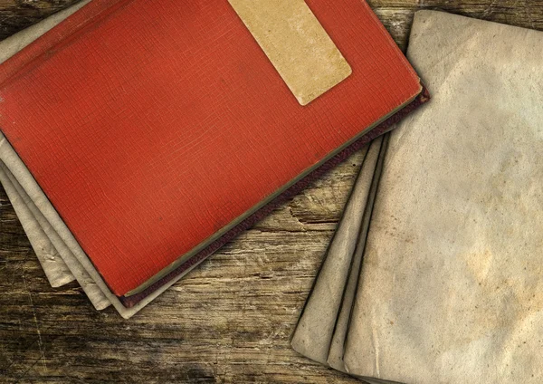 Ročník starý papír a knihy na dřevo — Stock fotografie