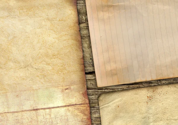 Alte Papiere auf Holz — Stockfoto